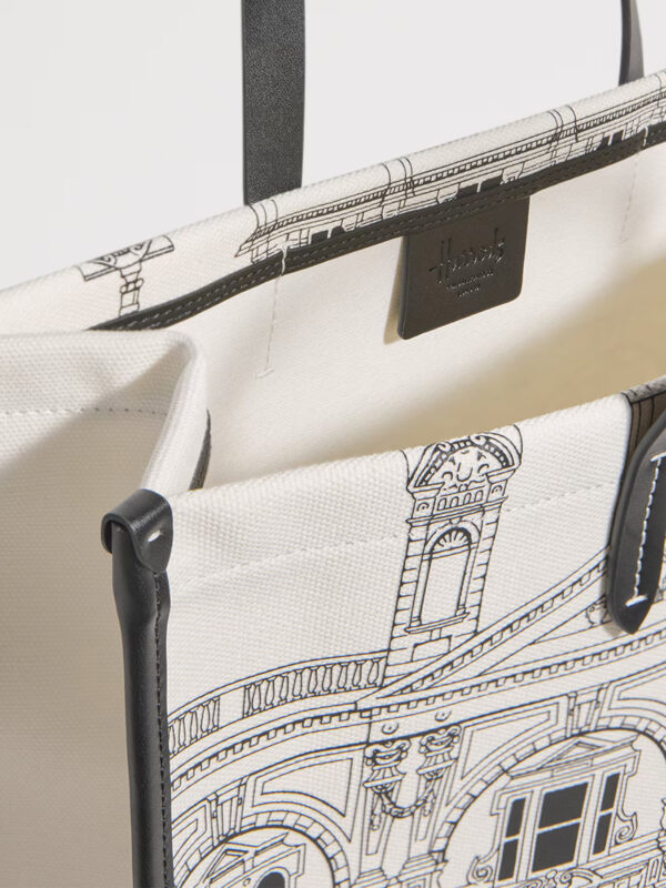 Harrods 騎士橋帆布包細節特寫，雙頂部手柄、實用內插袋與皮革質感拼接