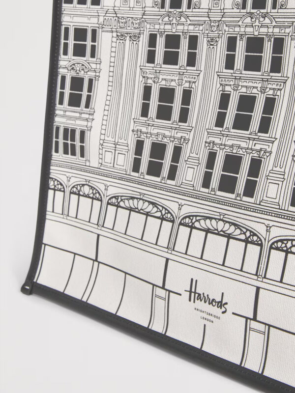 Harrods 騎士橋帆布包細節特寫，雙頂部手柄、實用內插袋與皮革質感拼接