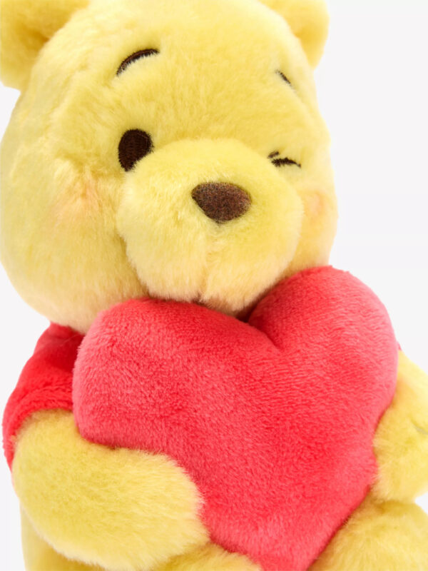 DNAK2610001-36_1 Selfridges 塞爾福里奇百貨限量款 愛心小熊維尼包包吊飾 Disney維尼熊家族 收藏版