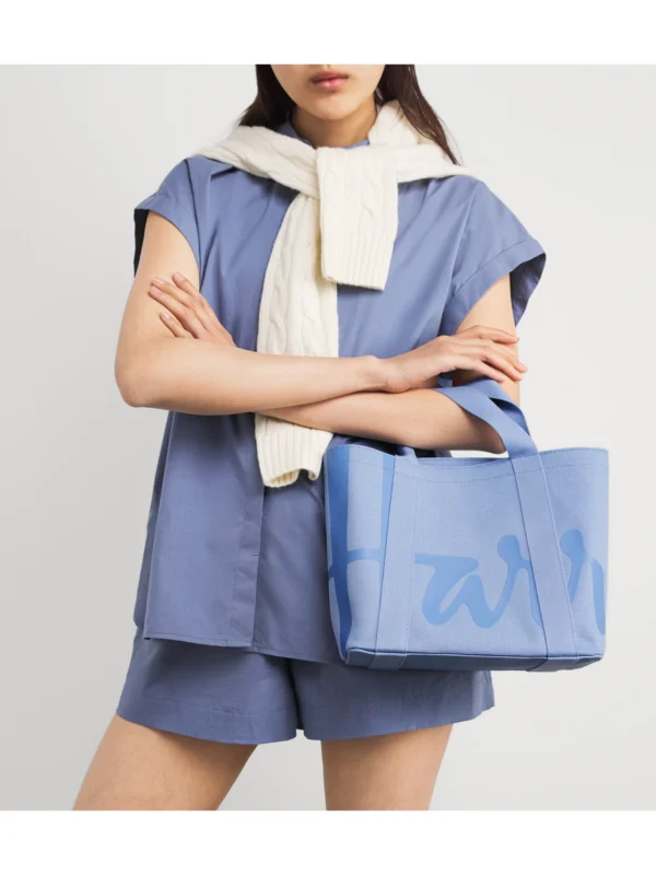 HARRODS Small Cotton Logo Tote Bag_2 粉藍色 Harrods 淨色手提袋日常休閒穿搭示範 - 完美融入英倫優雅風格