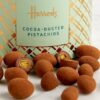 英國直購 Harrods 開心果巧克力球 - 滿滿 40% 飽滿開心果與可可粉切面特寫