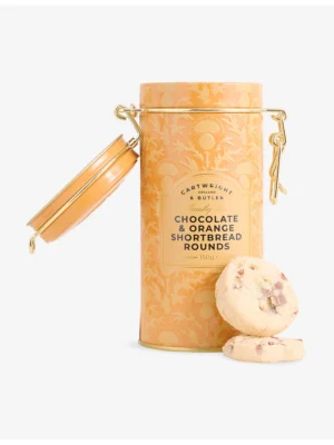 英國 C&B 餅乾搭配大吉嶺紅茶的英式下午茶擺盤情境照