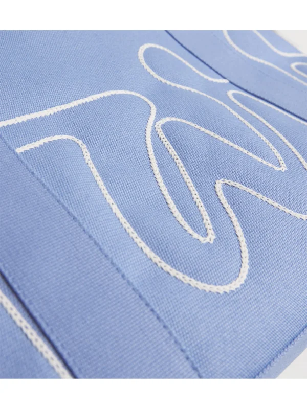 Harrods 粉藍色帆布包 Logo 近拍，展現高品質防潑水塗層質感