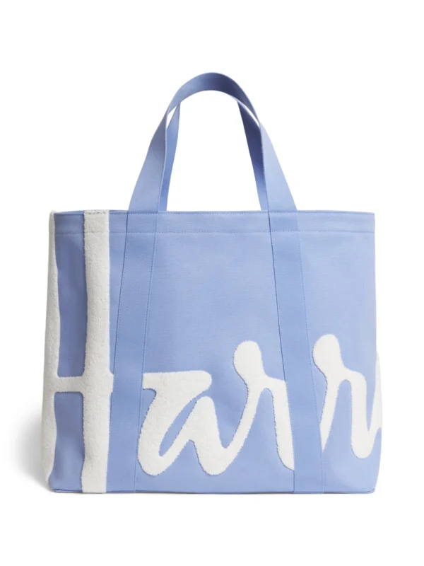 Harrods 粉藍色重磅厚帆布托特包正面，展示立體毛巾電繡品牌 Logo