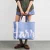 粉藍色 Harrods 托特包寬底設計與 19x45x39 公分大容量比例參考