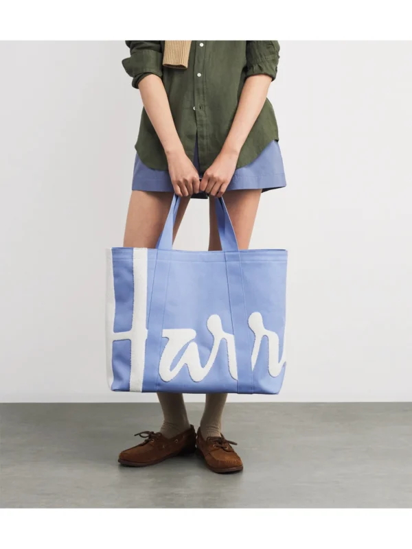 粉藍色 Harrods 托特包寬底設計與 19x45x39 公分大容量比例參考