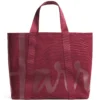 Harrods 酒紅色 16 盎司重磅帆布托特包正面全貌與經典白色品牌 Logo