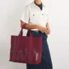 英國 Harrods 正品酒紅色重磅女用帆布包日常肩背實用比例參考