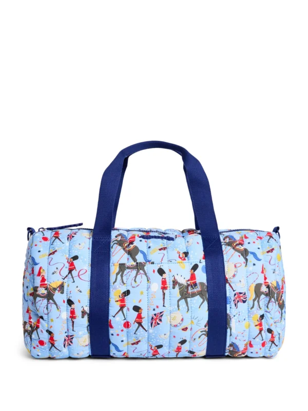 Harrods 粉藍色皇家閱兵絎縫尼龍旅行袋正面，展示大容量手提版型