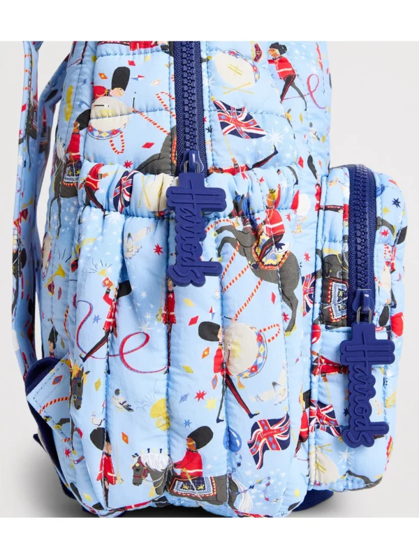 HDBC2612002-62_2 英國 Harrods 正品粉藍雙肩包側面視角,展示立體剪裁與兩側實用插袋