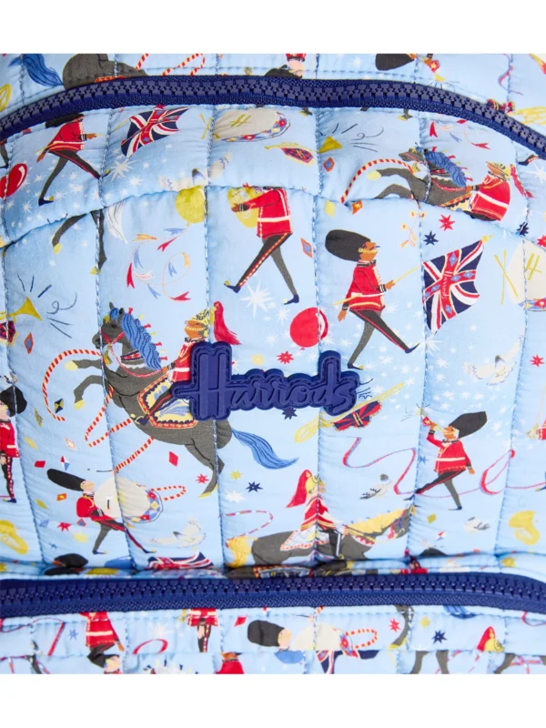 HDBC2612002-62_3 Harrods 英國皇家衛兵遊行圖騰近拍與精緻琺瑯五金拉鍊特寫