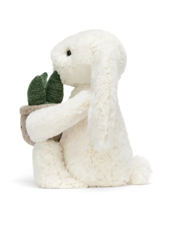 英國代購 Jellycat 奶油兔與植物側面視角，極適合作為居家療癒綠植擺飾