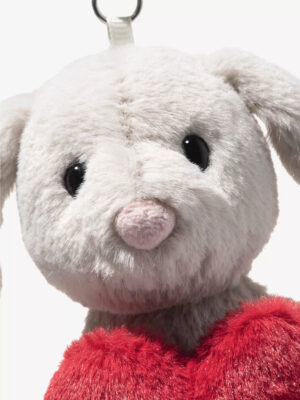 Steiff Hoppie 兔子鑰匙圈細節展示 - 採用環保再生聚酯纖維材質與經典金屬耳釦