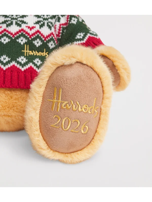 Harrods 2026聖誕小熊年度紀念絨毛娃娃近拍細節，展示安全親膚的再生聚酯纖維材質