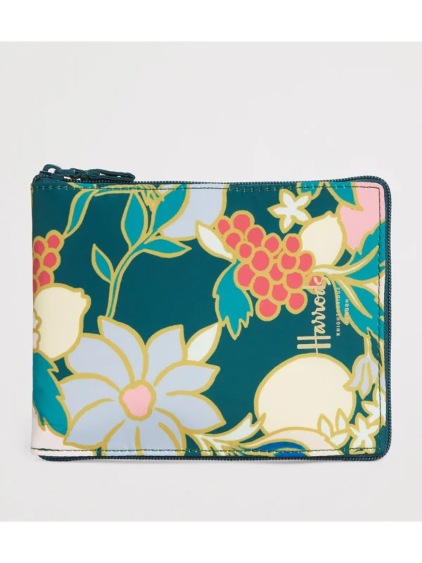 HARRODS Enchanted Emporium Pocket Shopper Bag_3 Harrods Enchanted Emporium 購物袋 100% 再生聚酯纖維材質特寫與滿版精緻印花