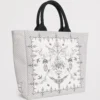 HARRODS Grab Lace Print Tote Bag_2 Harrods 白色純棉手提包側邊視角 - 展現細緻珠寶蕾絲印花與立體剪裁