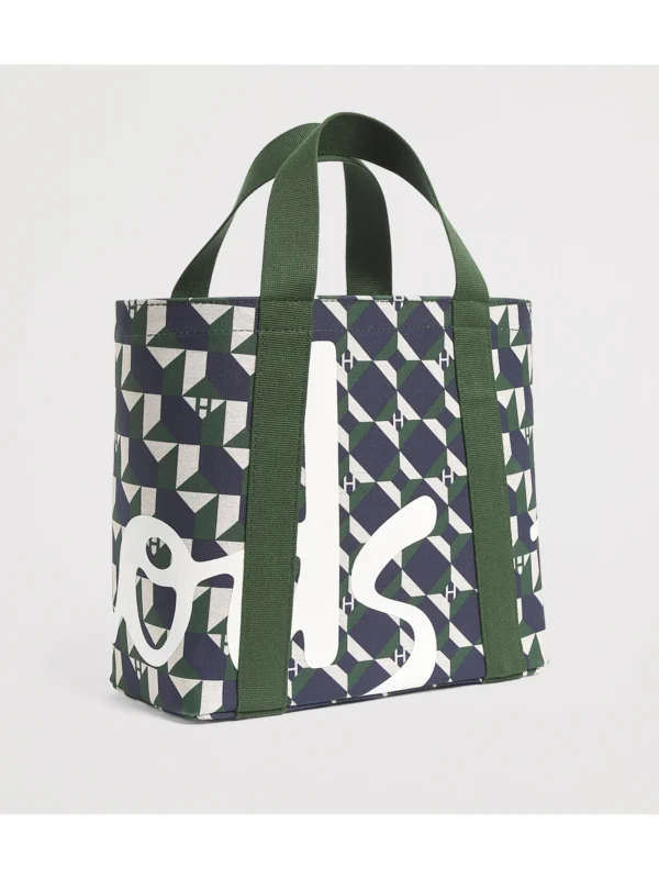 HARRODS Mini Cotton Geometric Logo Tote Bag_2 Harrods 綠色帆布手提袋側邊視角 - 展現立體剪裁與精緻幾何印花細節