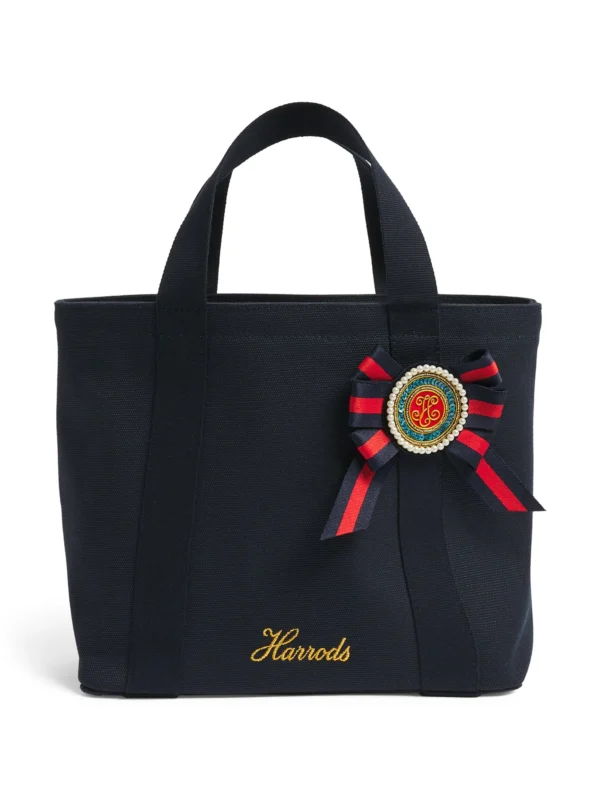 Harrods 藍色重磅厚帆布手提包正面，展示英國勳章軍服絲帶花與亮片徽章細節