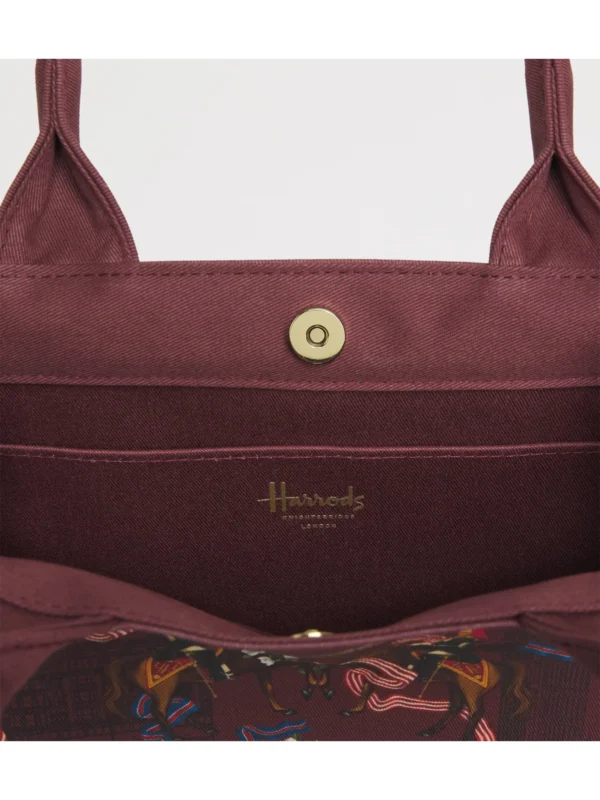 Harrods 精品女包內部實用插袋與安全磁扣開合設計細節