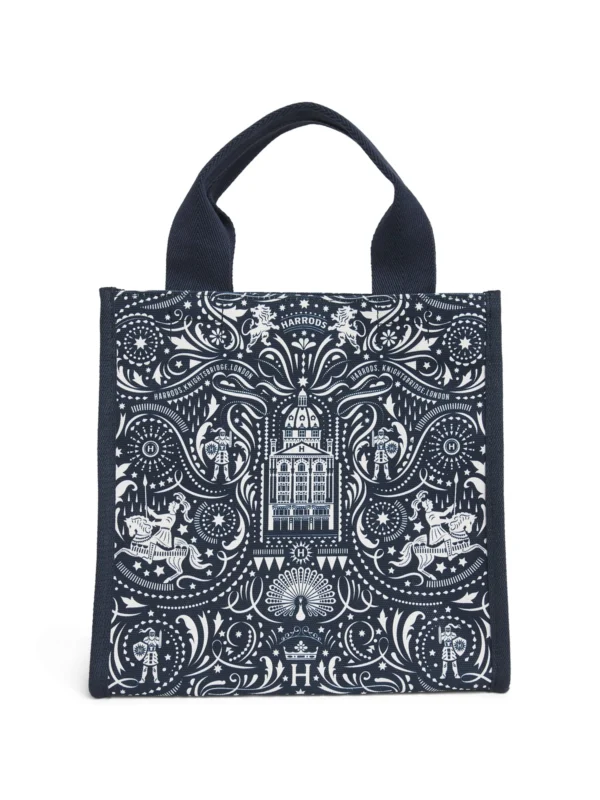 英國正品 Harrods 布朗普頓騎士手提袋正面展示 - 復古騎士提花與百貨店面印花