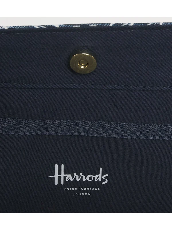 Harrods 精品女包內部實用插袋與安全磁扣開合設計示範