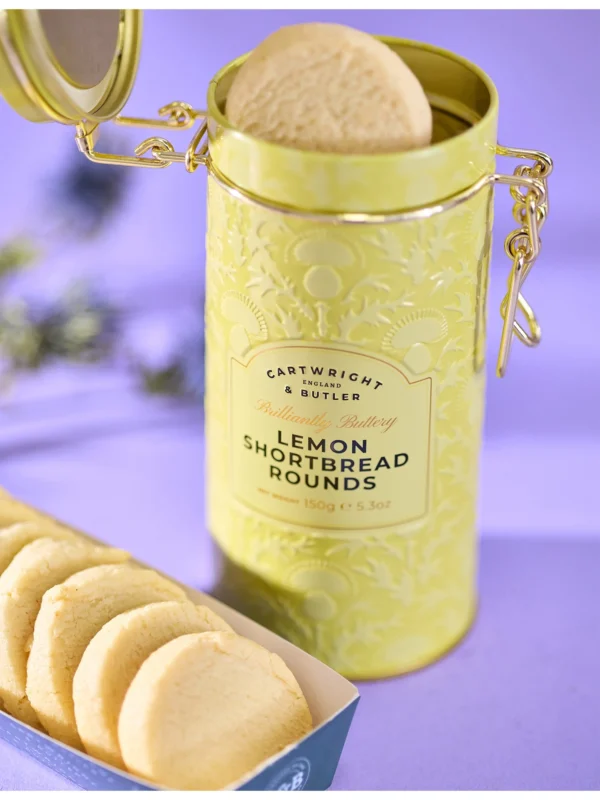 Cartwright & Butler 檸檬酥餅極致酥脆口感特寫，融入天然檸檬皮屑