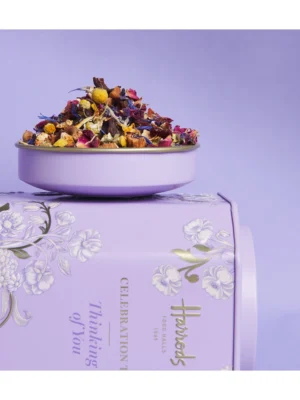 Harrods 想念你慶典茶散裝茶葉特寫 - 包含蘋果塊、玫瑰花瓣與洋甘菊的豐富花果茶葉配方