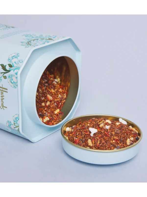 Harrods 散裝茶葉特寫，清晰可見天然南非國寶茶葉、可可碎與烘焙烤米的調配比例成分